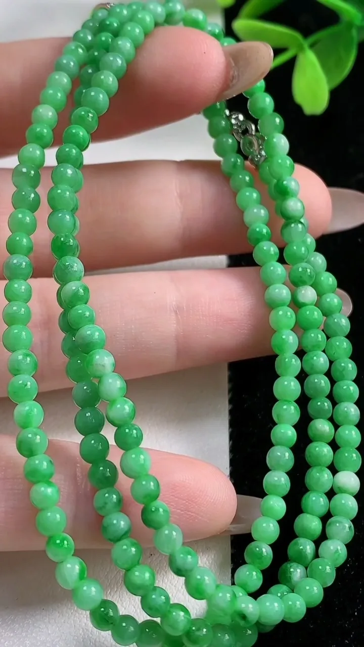 天然A货翡翠小米珠项链，尺寸3.4-168颗，重量:14.96g11月4日
工厂直销收藏佳品,种好水足，色泽均匀，有种有色，上手高大气！
