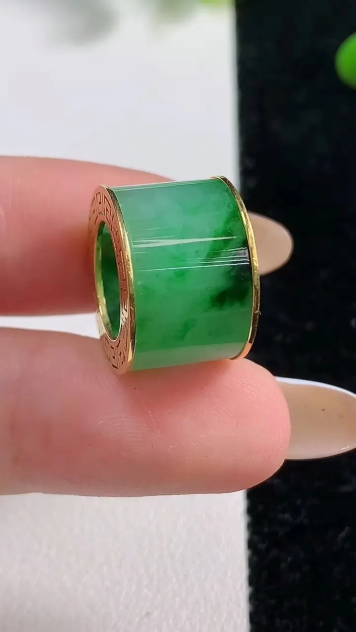 天然A货翡翠路路通吊坠，尺寸16.2-11.1，重:4.86g
11月4日