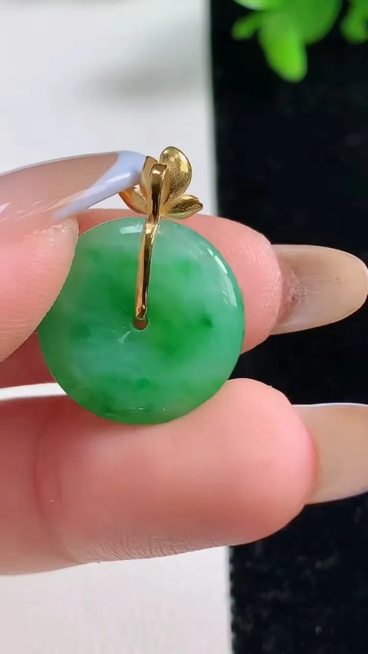 天然A货翡翠平安扣吊坠，尺寸17-3.3，重量:2.25g
11月4日