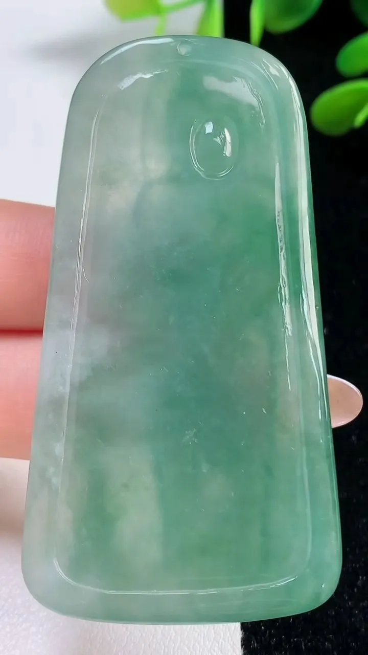 天然A货翡翠大势至菩萨吊坠，尺寸65.5-35-6，重:30.04g
11月4日