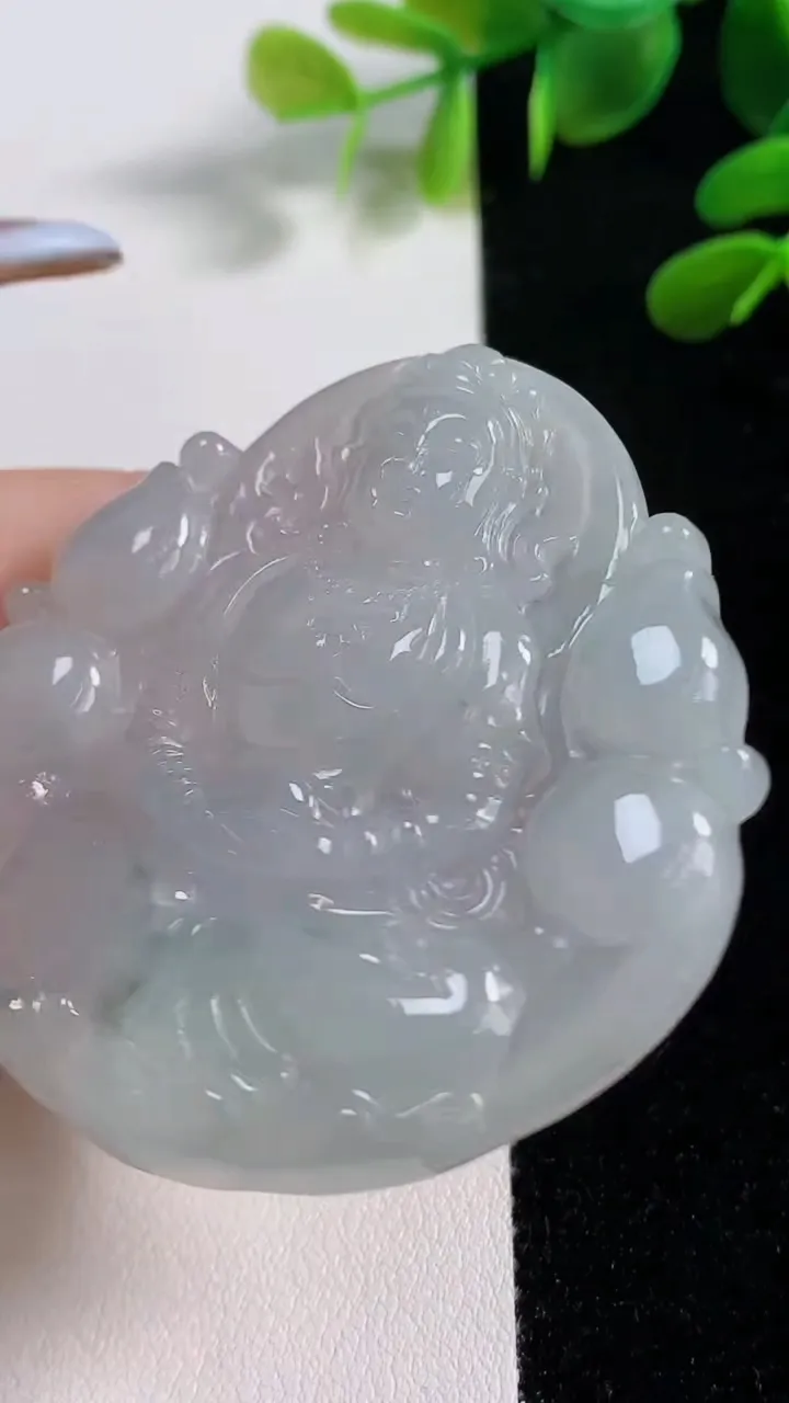 天然A货翡翠飘花度母观音吊坠，尺寸53.5-51-5.5，重:25.02g
11月4日