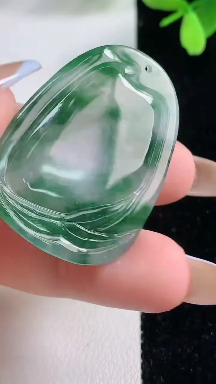 天然A货翡翠生肖蛇吊坠，尺寸39.3-29-4.4，重量:10.34g
11月4日