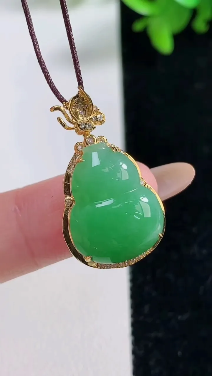 天然A货翡翠葫芦吊坠，尺寸27-15.5-8.4，裸石17.2-13.3重量:3.46g
11月4日