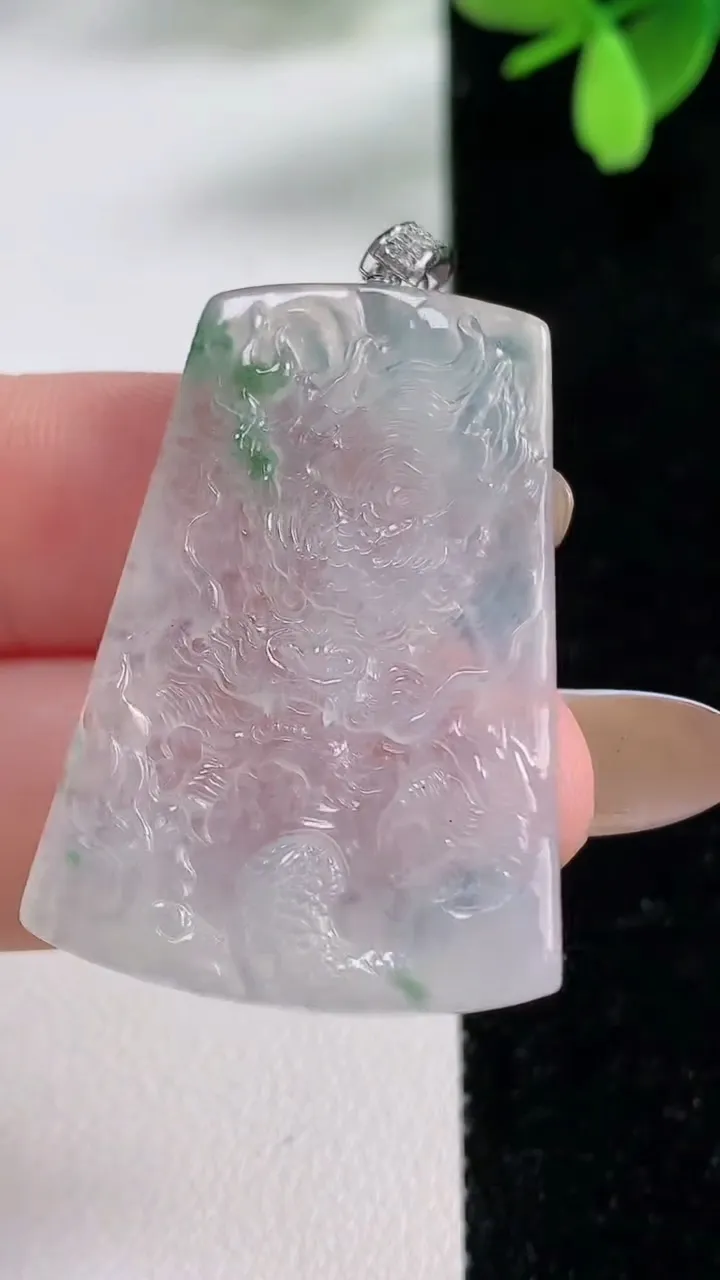 天然A货翡翠种飘花龙牌吊坠，尺寸36.5-25.8-4.1，重量:9.09g
11月4日