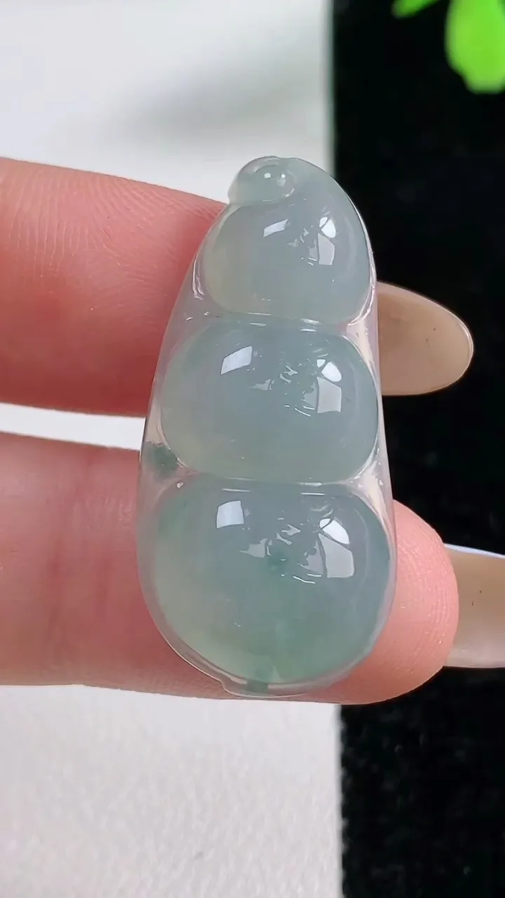 天然A货翡翠飘花福豆吊坠，尺寸33-15.6-6.2，重量:5.20g
11月4日