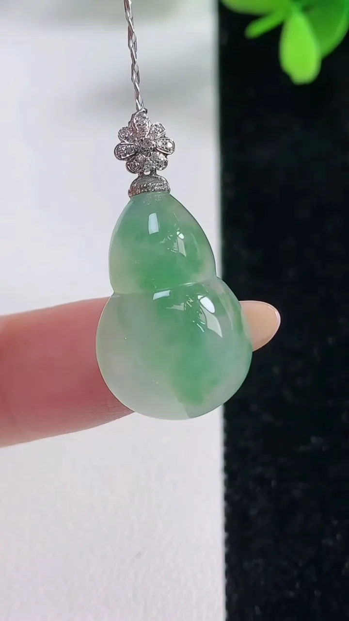 天然A货翡翠葫芦吊坠，尺寸22.3-14.7-6.1，重量:3.78g
11月4日