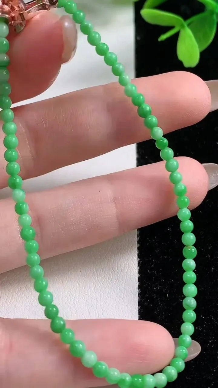 天然A货翡翠小米珠手串，尺寸3-66颗，重量:5.19g11月4日
工厂直销收藏佳品,种好水足，色泽