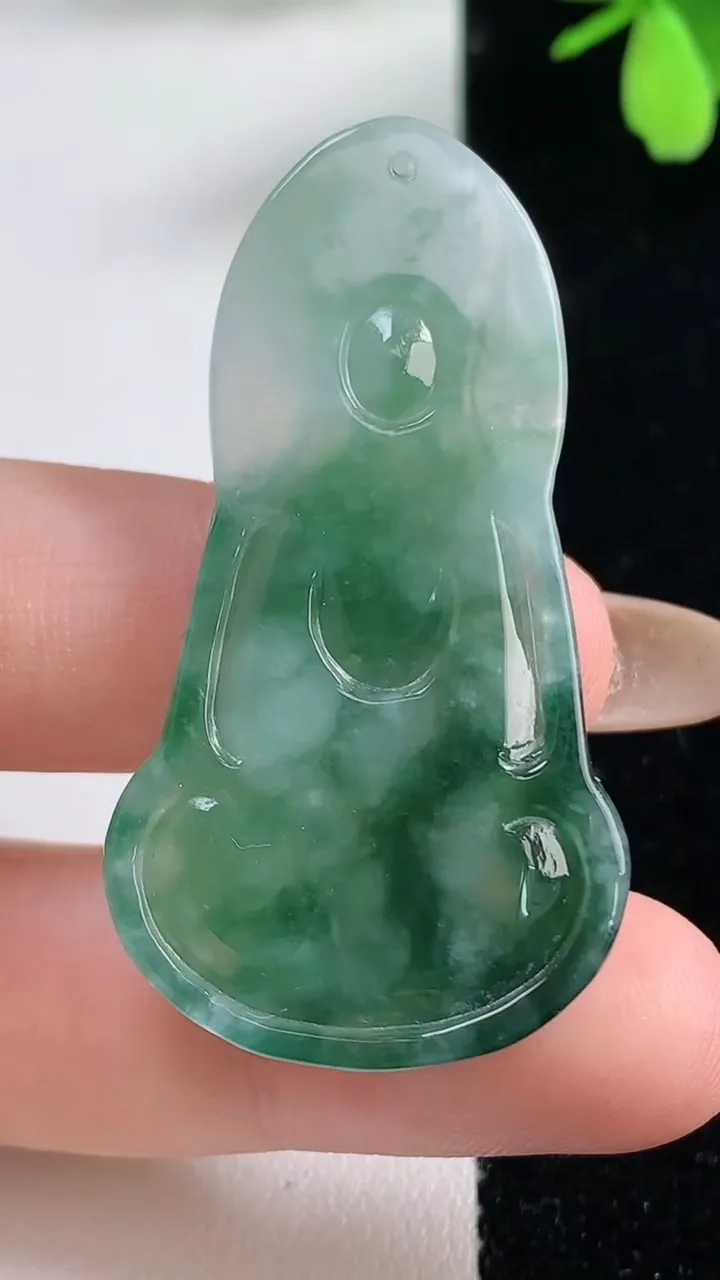 天然A货翡翠素衣观音吊坠，尺寸47.4-25.2-5.4，重量:10.50g
11月4日