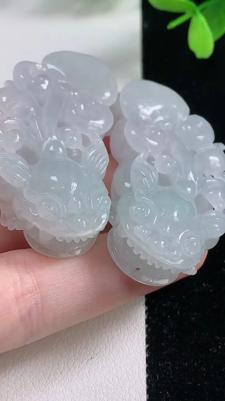 天然A货翡翠貔貅吊坠一对，尺寸45.4-23-10.9，重量:50.69g
11月4日