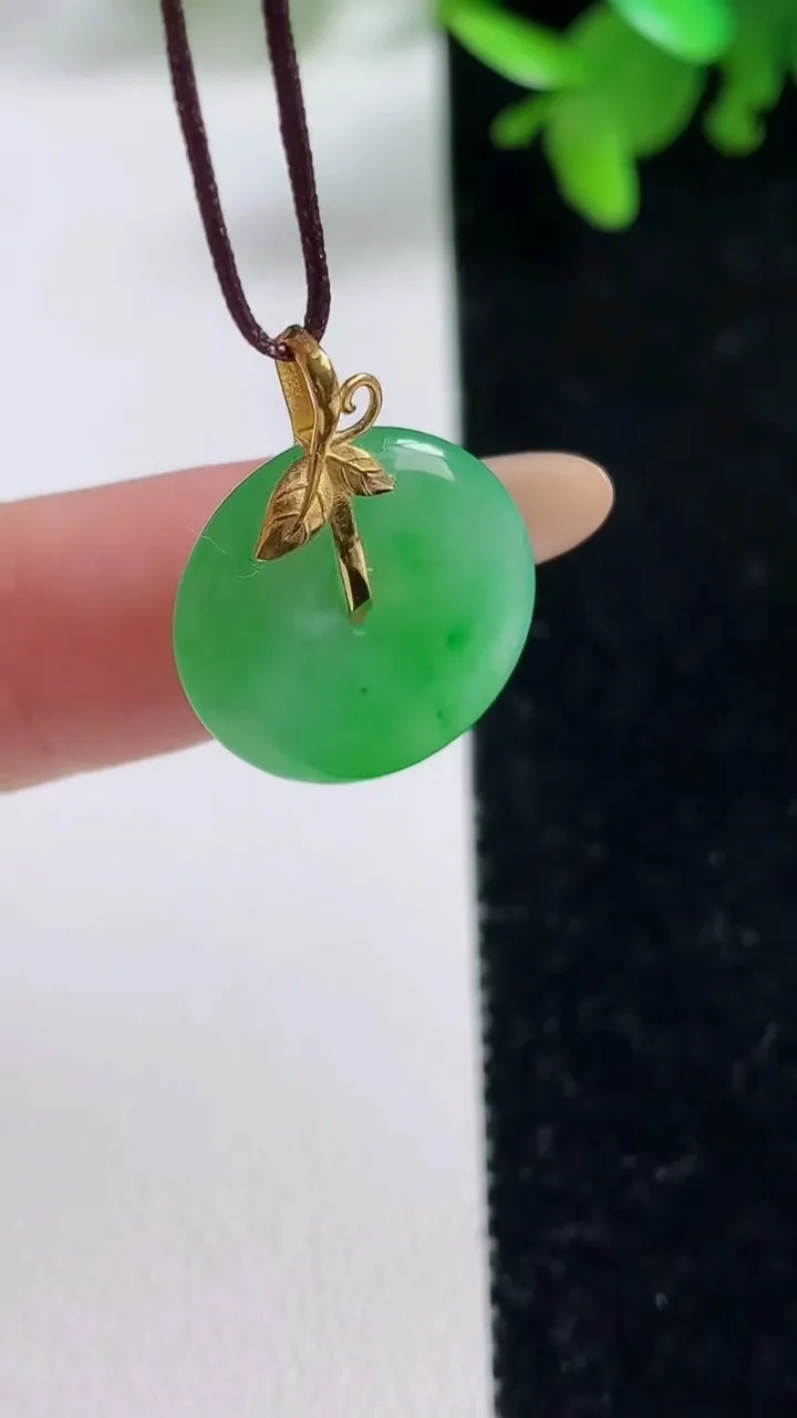 天然A货翡翠平安扣吊坠，尺寸17-3.5，重量:2.29g
11月4日