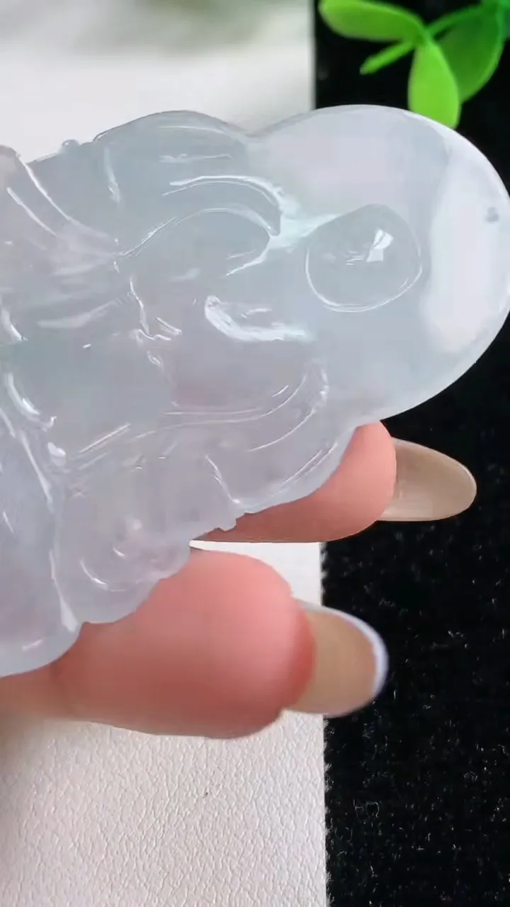 天然A货翡翠度母观音吊坠，尺寸62.2-38.2-6.6，重量:26.79g
11月4日