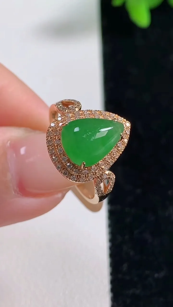 天然A货翡翠水滴戒指，尺寸17.3-10-7.5，重量:2.39g2025年11月4日
工厂直销收藏佳品,种好水足，色泽均匀，有种有色，上手高大气！