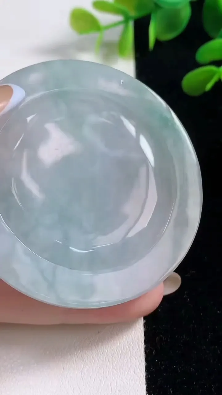 天然A货翡翠千手观音吊坠，尺寸56-8，重:46.56g
11月4日