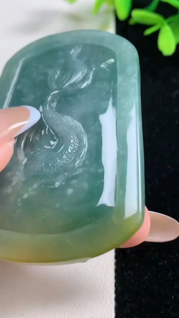 天然A货翡翠蓝水双彩龙牌吊坠，尺寸66-46-15，重:73.22g
11月4日