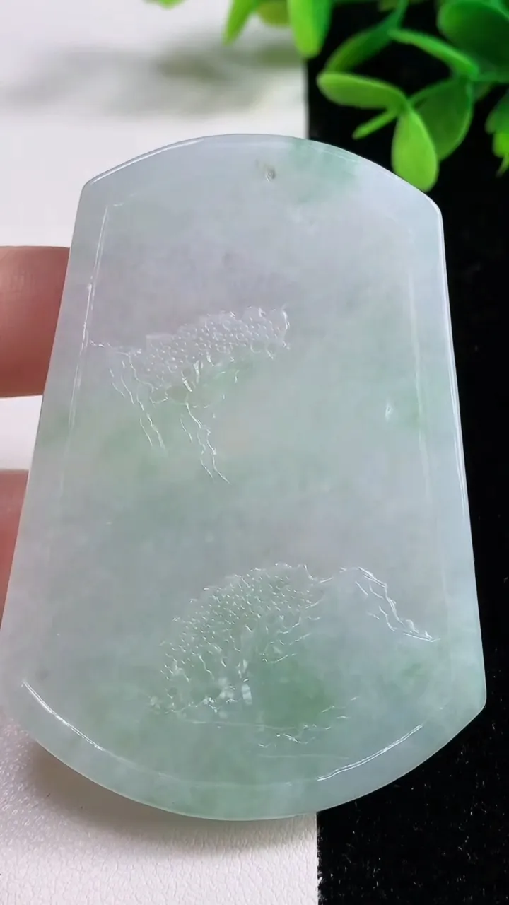 天然A货翡翠山水牌吊坠，尺寸69-49-4.5，重量:34.16g
11月4日