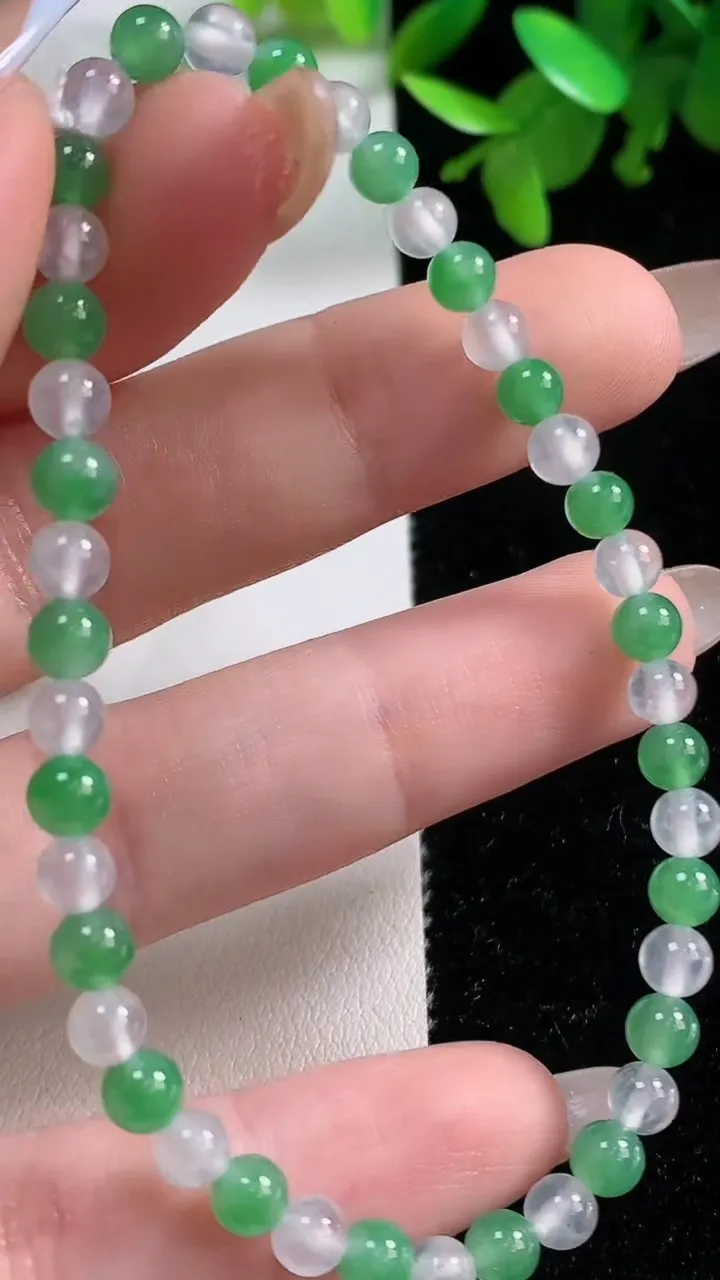 天然A货翡翠圆珠手串，尺寸4.8-42颗，重量:6.47g11月4日
工厂直销收藏佳品,种好水足，色