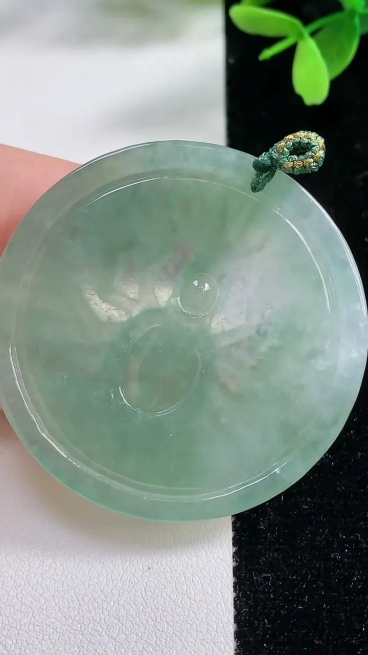 天然A货翡翠千手观音吊坠，尺寸49.1-5.2，重量:23.74g
11月4日