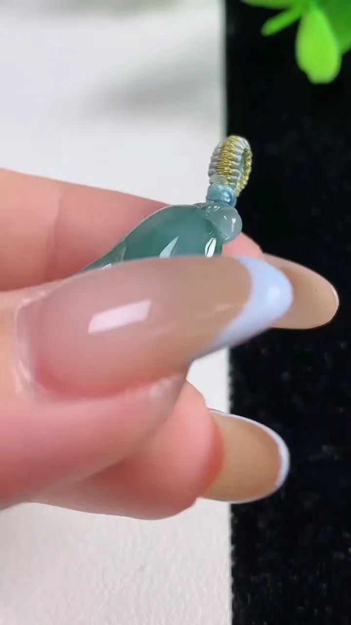 天然A货翡翠冰种飘花佛手瓜吊坠，尺寸29.5-22.5-6.4，重量:6.20g
11月4日