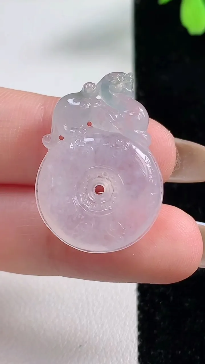 天然A货翡翠复古平安扣吊坠，尺寸28-20-5.3，重量:5.55g
11月4日