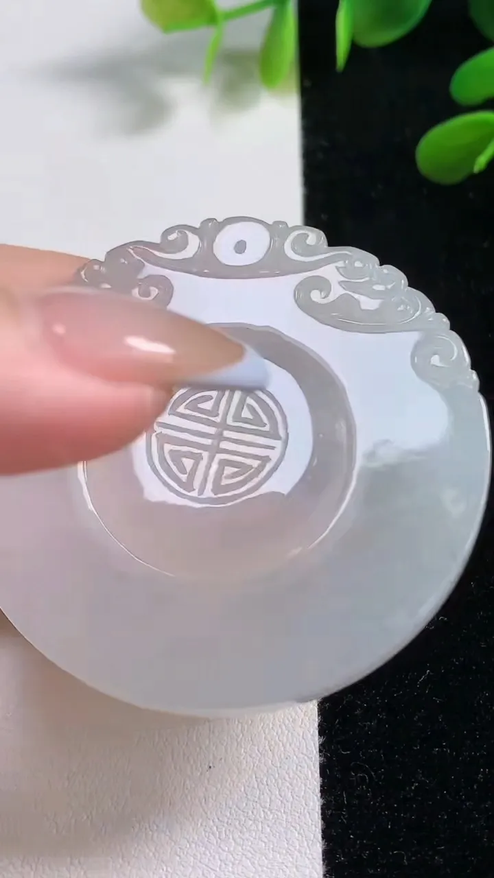 天然A货翡翠白冰仿古无事牌吊坠，尺寸 50-4，重: 25.92g
11月4日