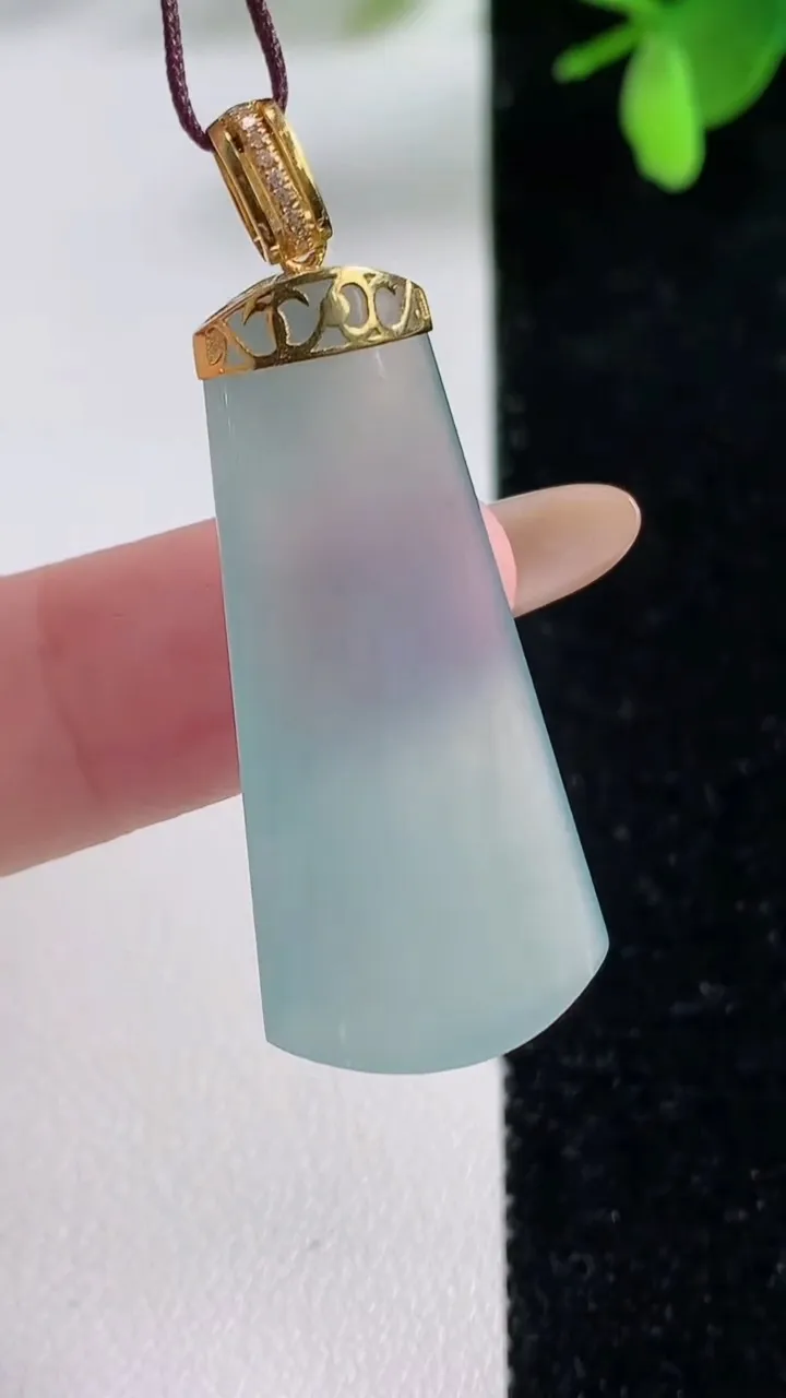 天然A货翡翠无事牌吊坠，尺寸36-17-5.6，重量:6.75g
11月4日