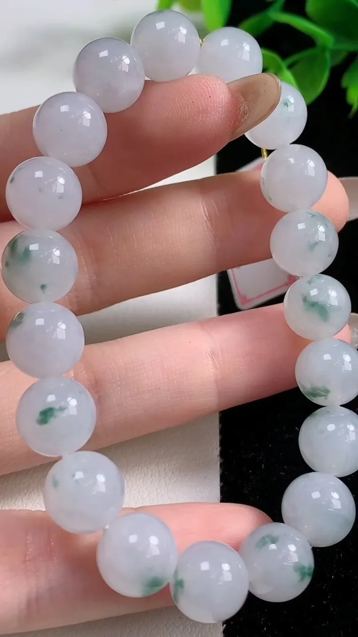 天然A货翡翠飘花圆珠手串，尺寸10-19颗，重量:32.75g11月4日
工厂直销收藏佳品,种好水足，色泽均匀，有种有色，上手高大气！