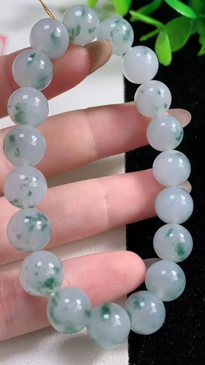 天然A货翡翠种飘花圆珠手串，尺寸10-19颗，重量:32.63g11月4日
工厂直销收藏佳品,种好水足，色泽均匀，有种有色，上手高大气！
