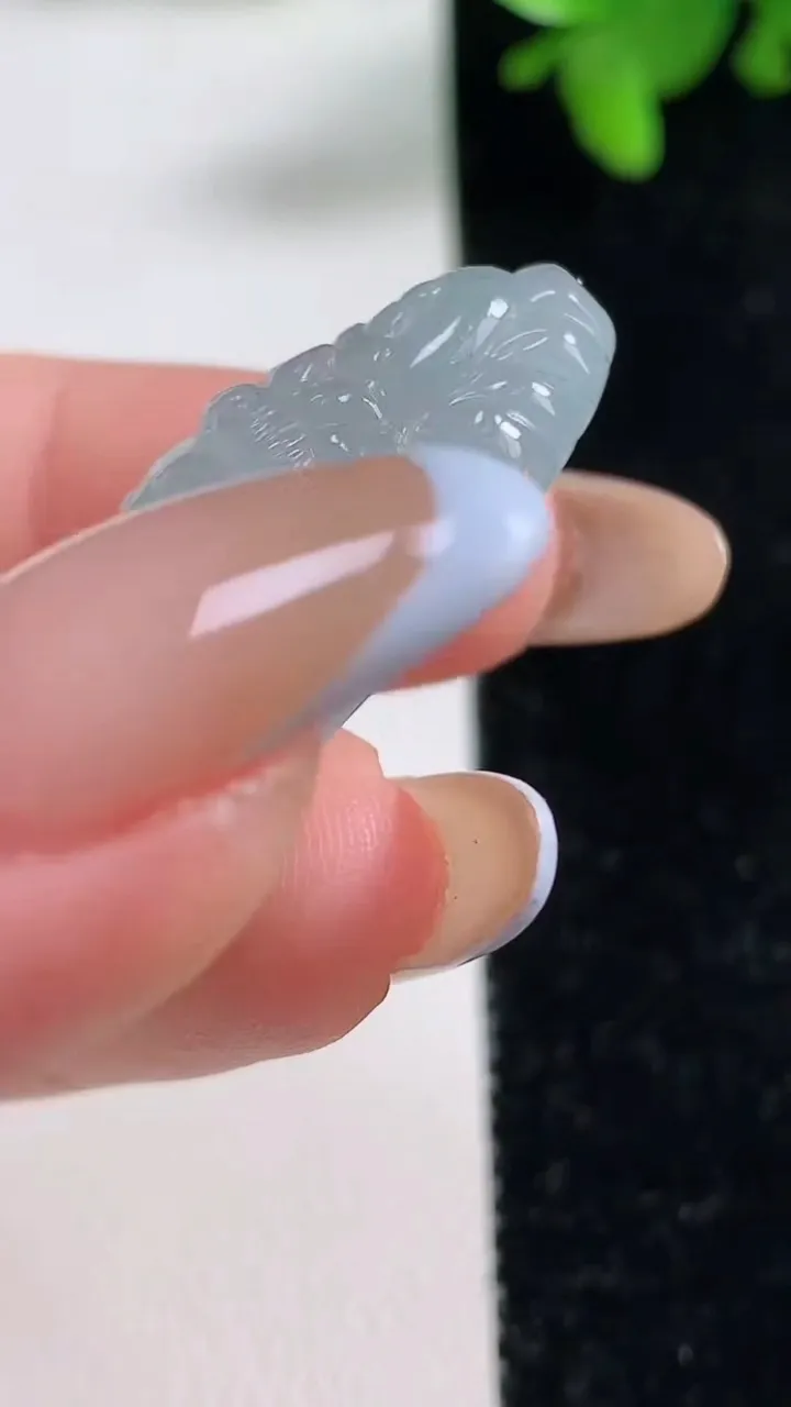 天然A货翡翠观音头吊坠，尺寸46-42-18.3，重量:16.19g
11月4日