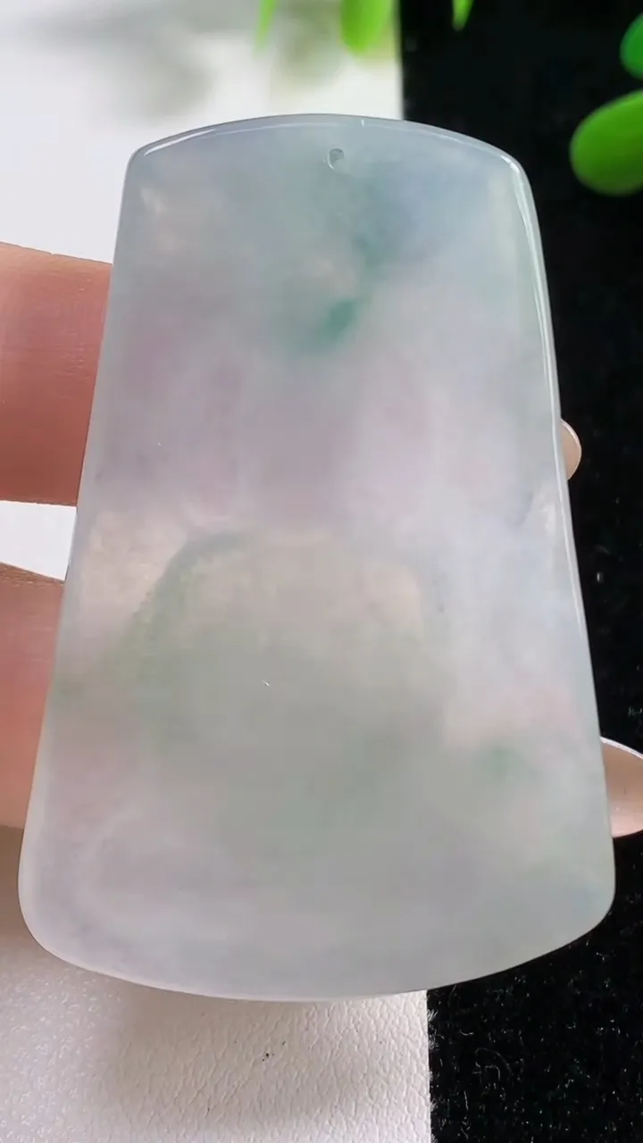 天然A货翡翠飘花大日如来吊坠，尺寸53.6-36.2-6.3，重:23.09g
11月4日