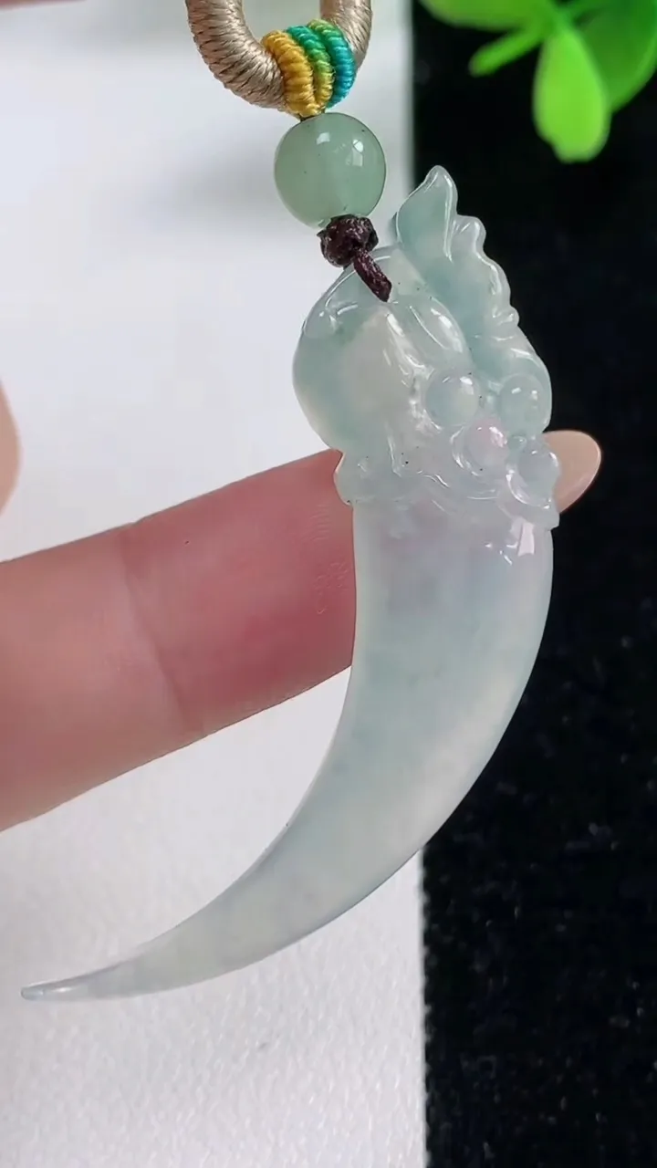 天然A货翡翠龙牙吊坠，尺寸46-12.2-5.1，重量:9.02g
11月4日