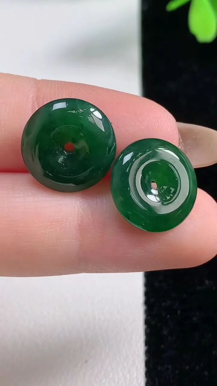 天然A货翡翠平安扣吊坠一对，尺寸14-4，重量:3.30g
11月4日