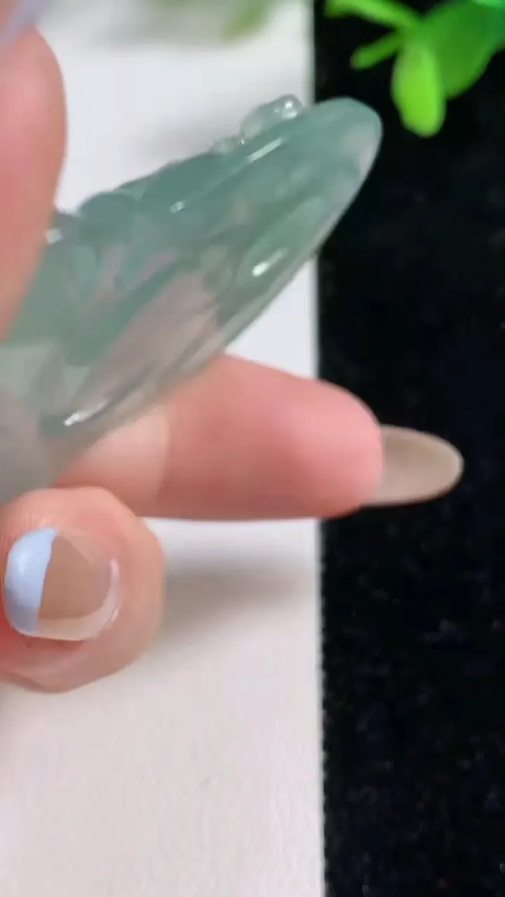 天然A货翡翠大势至菩萨吊坠，尺寸55-39.8-5.9，重量:23.21g
11月4日