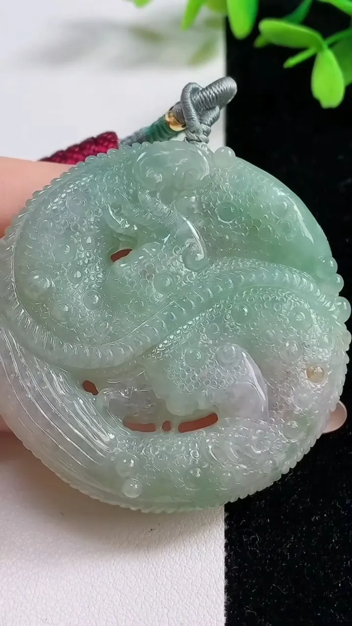 天然A货翡翠龙牌吊坠，尺寸53.8-10.5，重:55.36g
11月4日