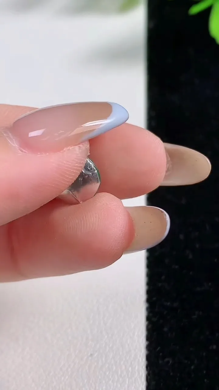 天然A货翡翠蛋面镶嵌件，尺寸9.6-9.3-4.5，重:0.68g
11月4日