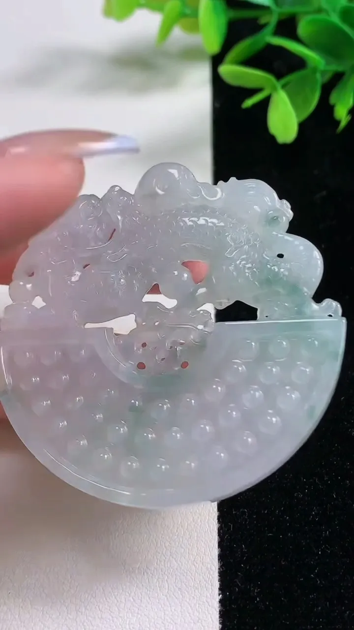 天然A货翡翠飘花复古龙牌吊坠，尺寸53.5-54.6-6.3，重量:28.62g
11月4日