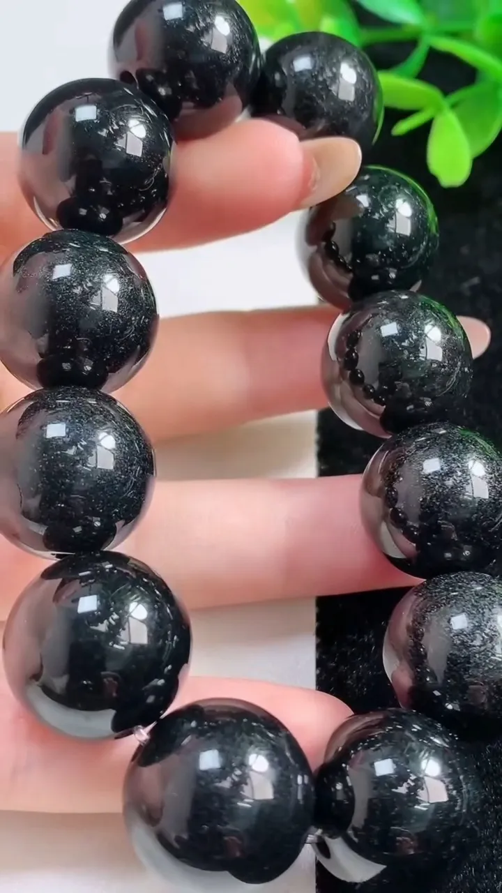 天然A货翡翠货墨翠圆珠手串12颗，尺寸18，重:118.82g11月4日
工厂直销收藏佳品,种好水足，色泽均匀，有种有色，上手高大气！