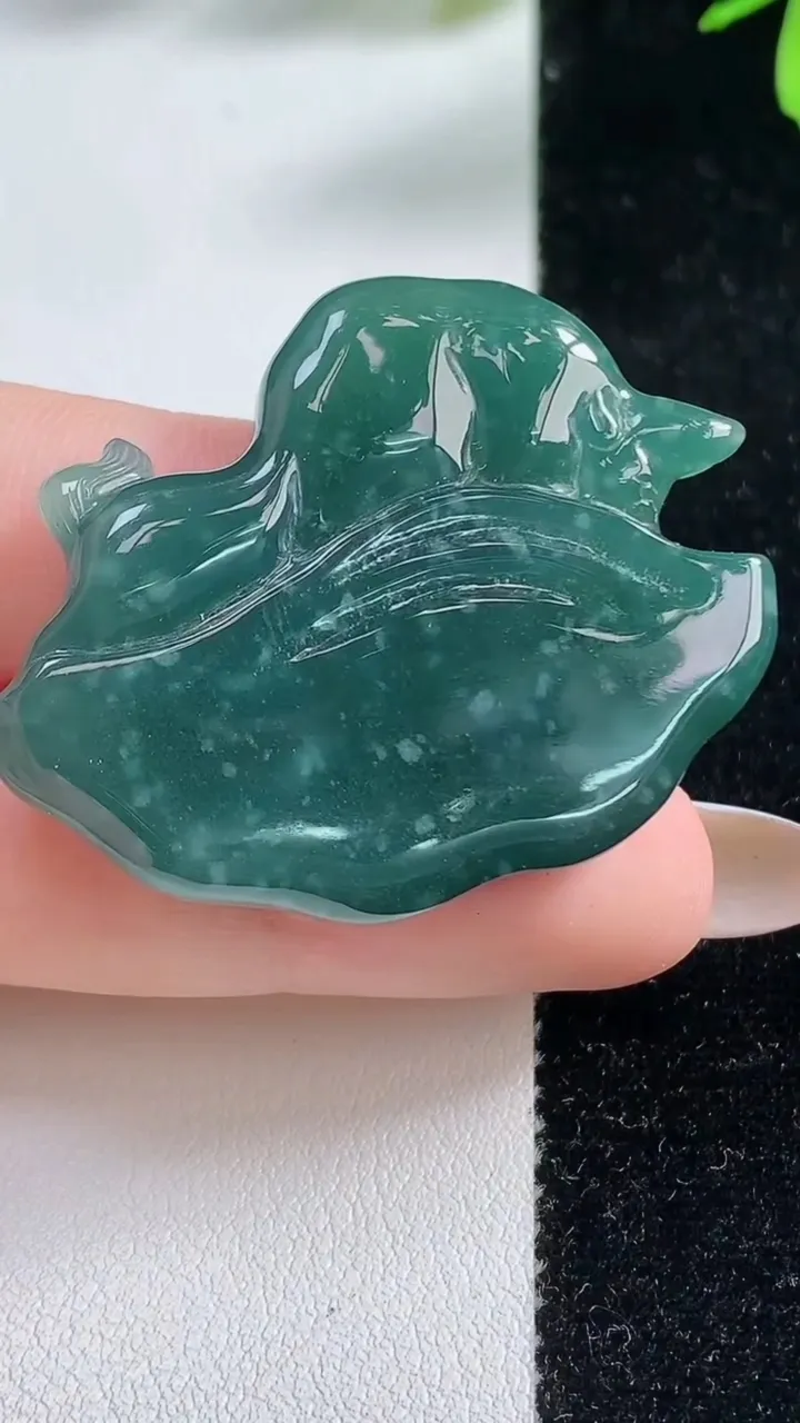 天然A货翡翠蓝水生肖牛吊坠，尺寸42-32.8-7.4，重:18.57g
11月4日