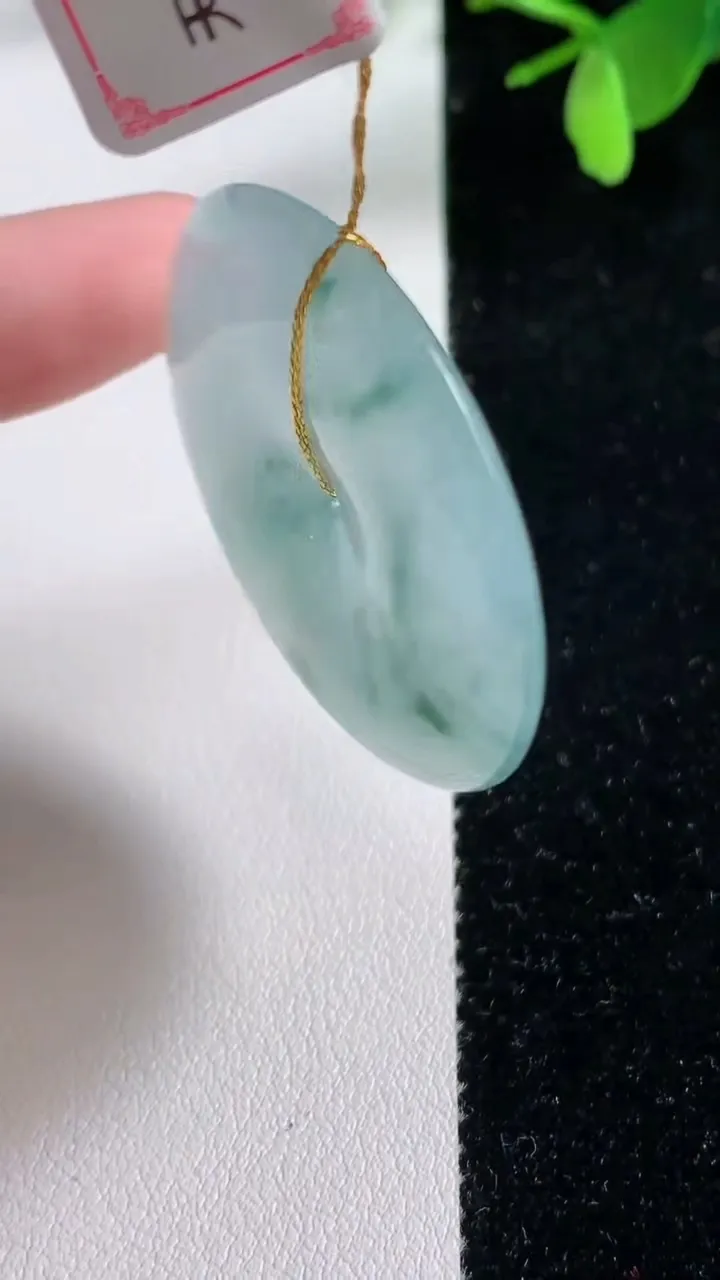 天然A货翡翠冰种飘花平安扣吊坠，尺寸38.9-5.4，重量:18.15g
11月4日