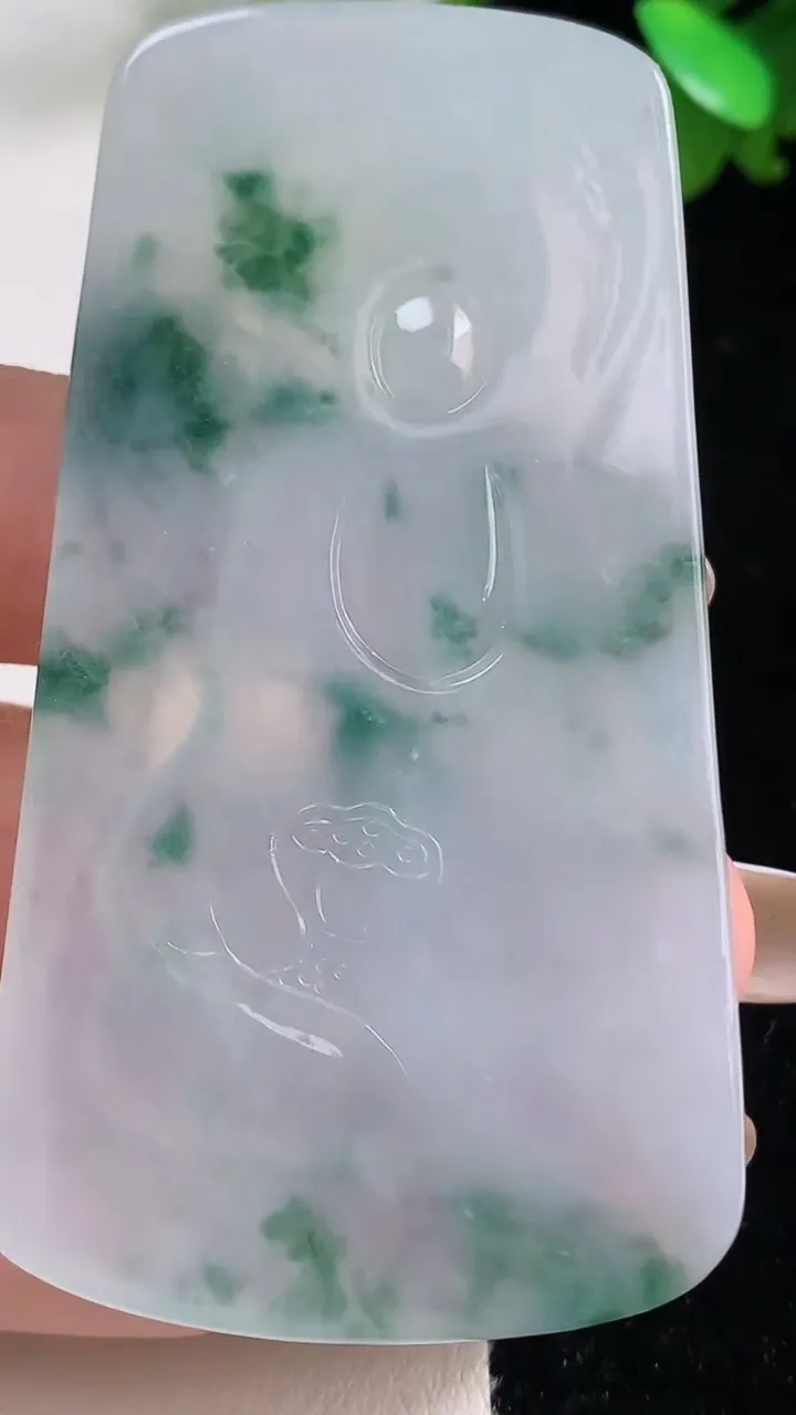 天然A货翡翠冰种飘花观音菩萨吊坠，尺寸69-35.8-5.9，重量:35.20g
11月4日