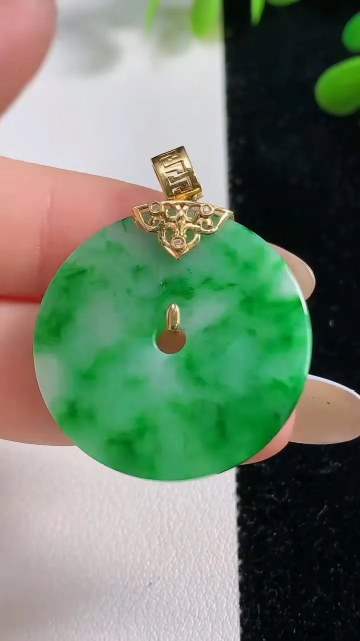 天然A货翡翠平安扣吊坠，尺寸28.8-2，重:5.63g
11月4日