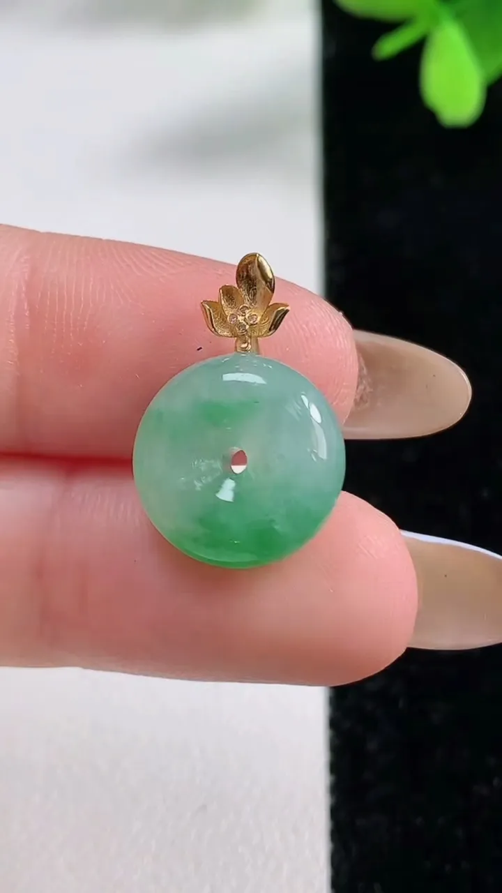天然A货翡翠平安扣吊坠，尺寸13.4-5.7，重量:2.36g
11月4日