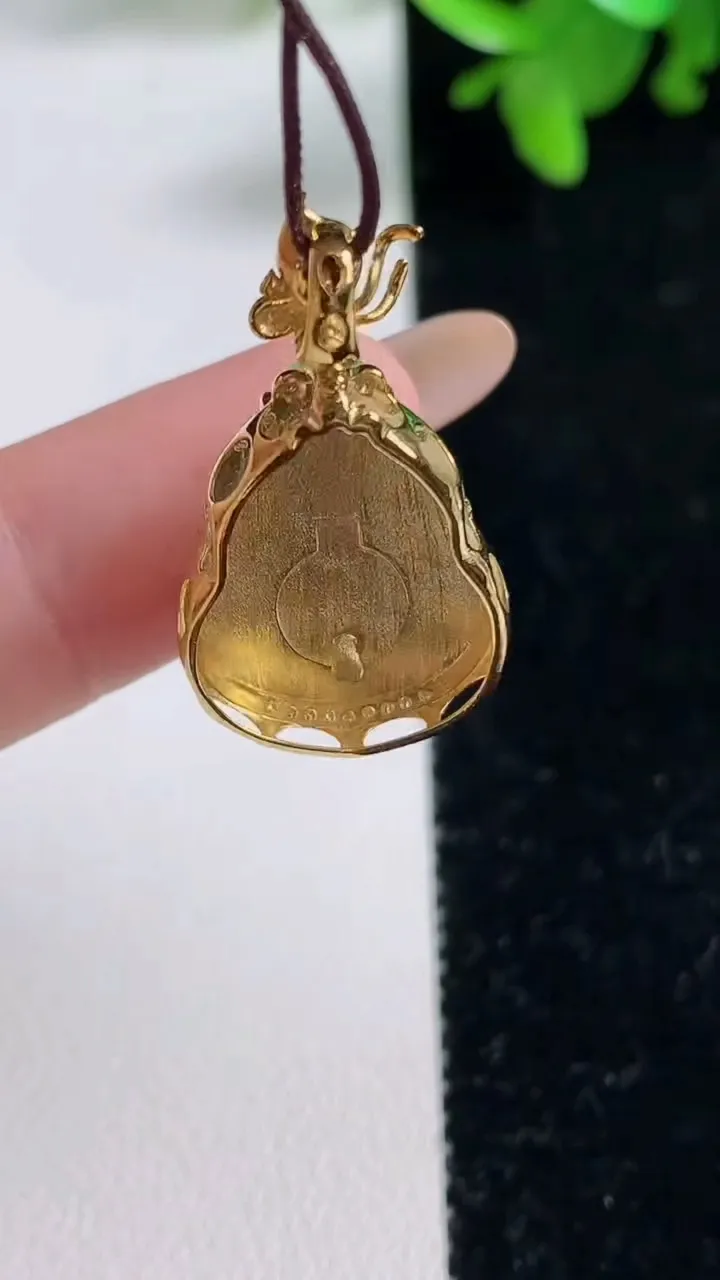 天然A货翡翠葫芦吊坠，尺寸27-15.5-8.4，裸石17.2-13.3重量:3.46g
11月4日