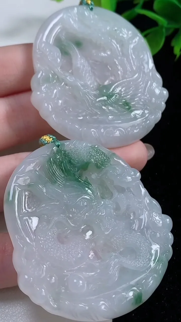 天然A货翡翠冰种飘花龙凤呈祥吊坠一对，尺寸53-49-5，重量:49.35g
11月4日