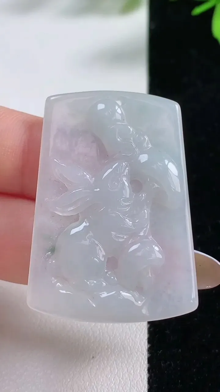 天然A货翡翠冰种飘花生肖兔吊坠，尺寸41-29.2-3.4，重:7.65g
11月4日