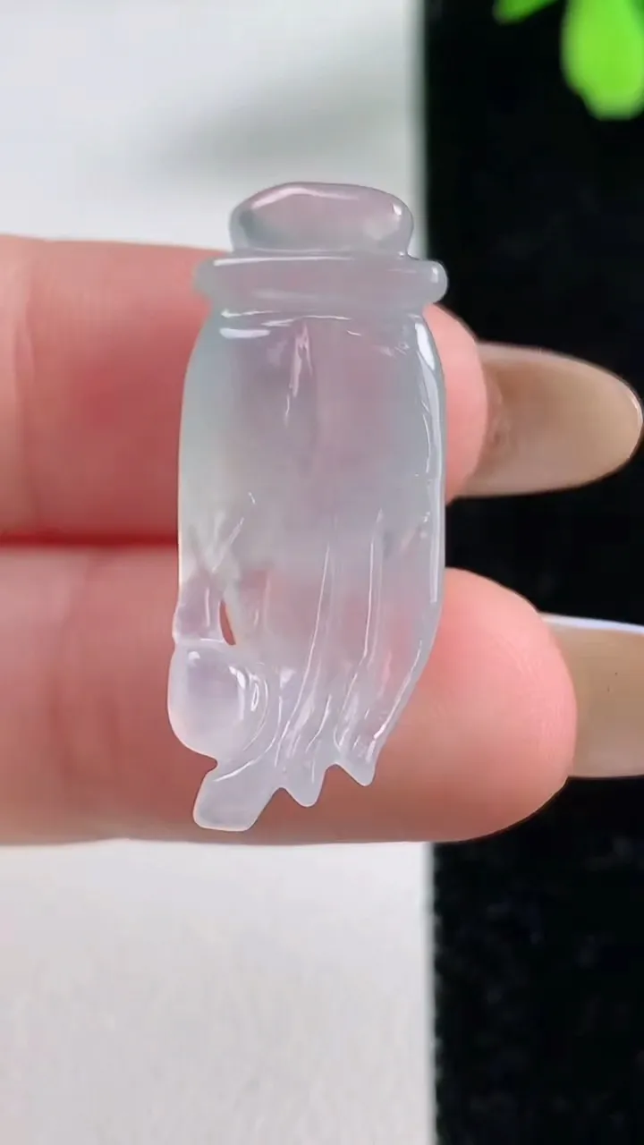 天然A货翡翠掌上明珠吊坠，尺寸29.2-12-6.5，重量:3.59g
11月4日