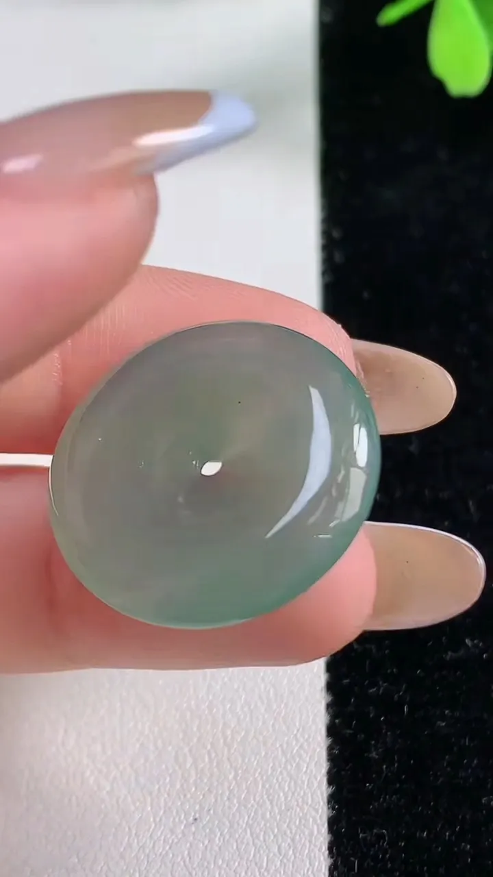 天然A货翡翠平安扣吊坠，尺寸23.7-4.4，重量:5.89g
11月4日