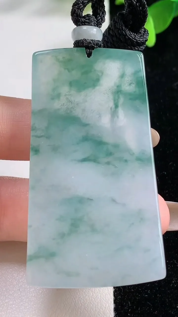 天然A货翡翠种飘花山水观音菩萨吊坠，尺寸58-31-4.9，重量:29.95g
11月4日