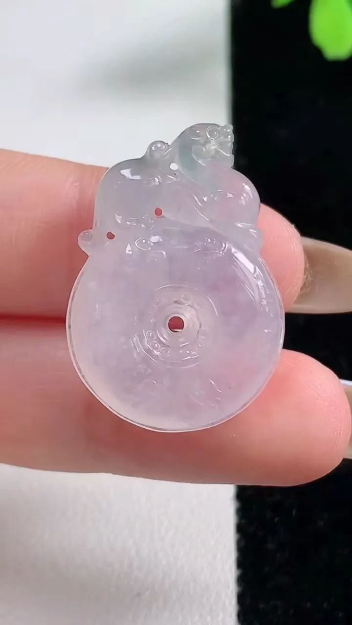 天然A货翡翠复古平安扣吊坠，尺寸28-20-5.3，重量:5.55g
11月4日