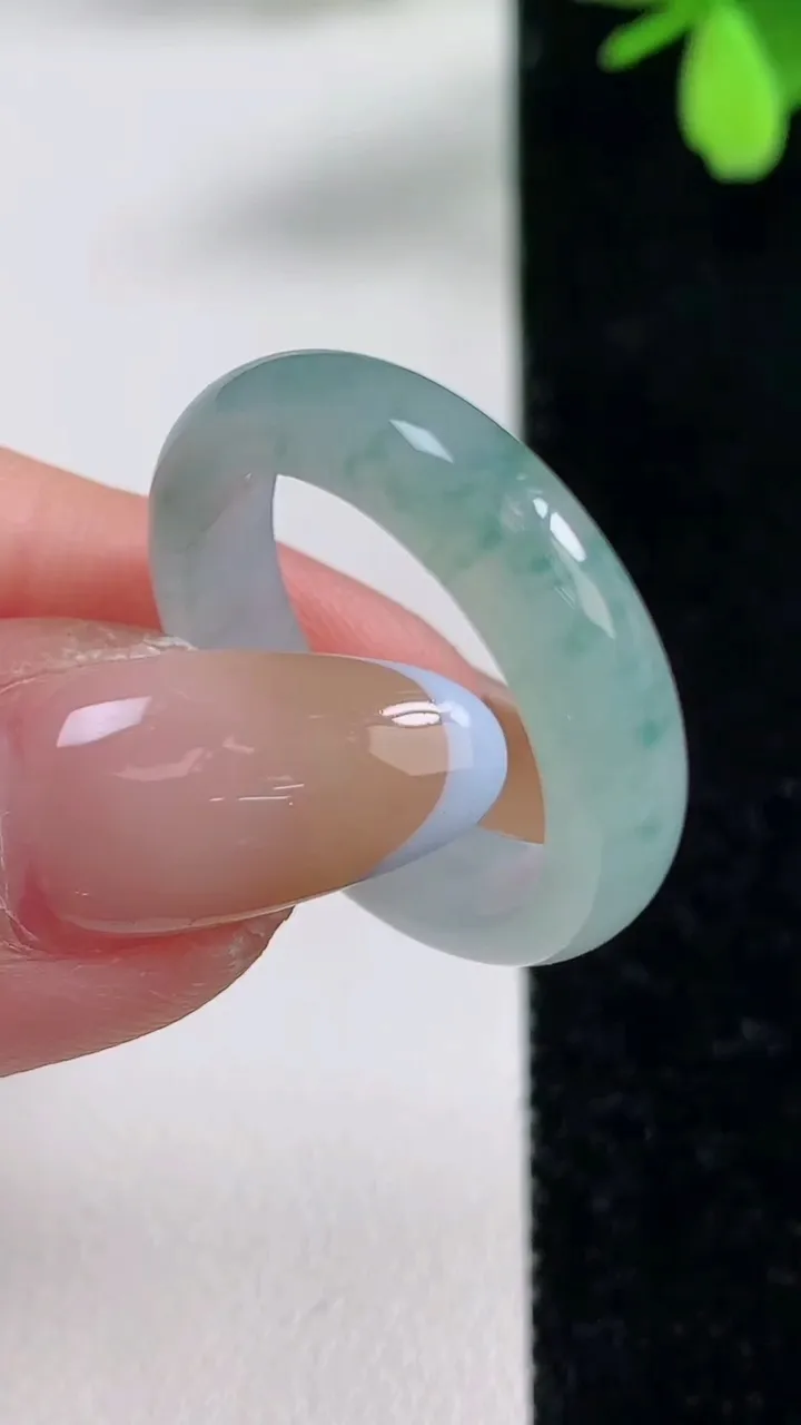 天然A货翡翠冰种飘花指环戒指，尺寸16.9-5.2-3，重量:3.81g2025年11月4日
工厂直