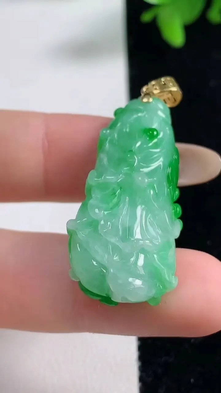 天然A货翡翠白菜吊坠，尺寸35.6-16-8.3，重量:8.10g
11月4日